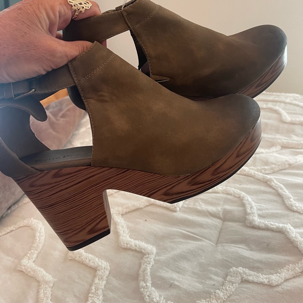 Pierre Dumas brown booties. NWOT Size 9